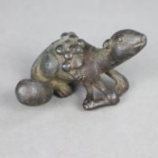 Eichhörnchen mit Beerenzweig - China, Qing-Dynastie, Bronzeminiatur, braune Alterspatina, H./L.ca.3