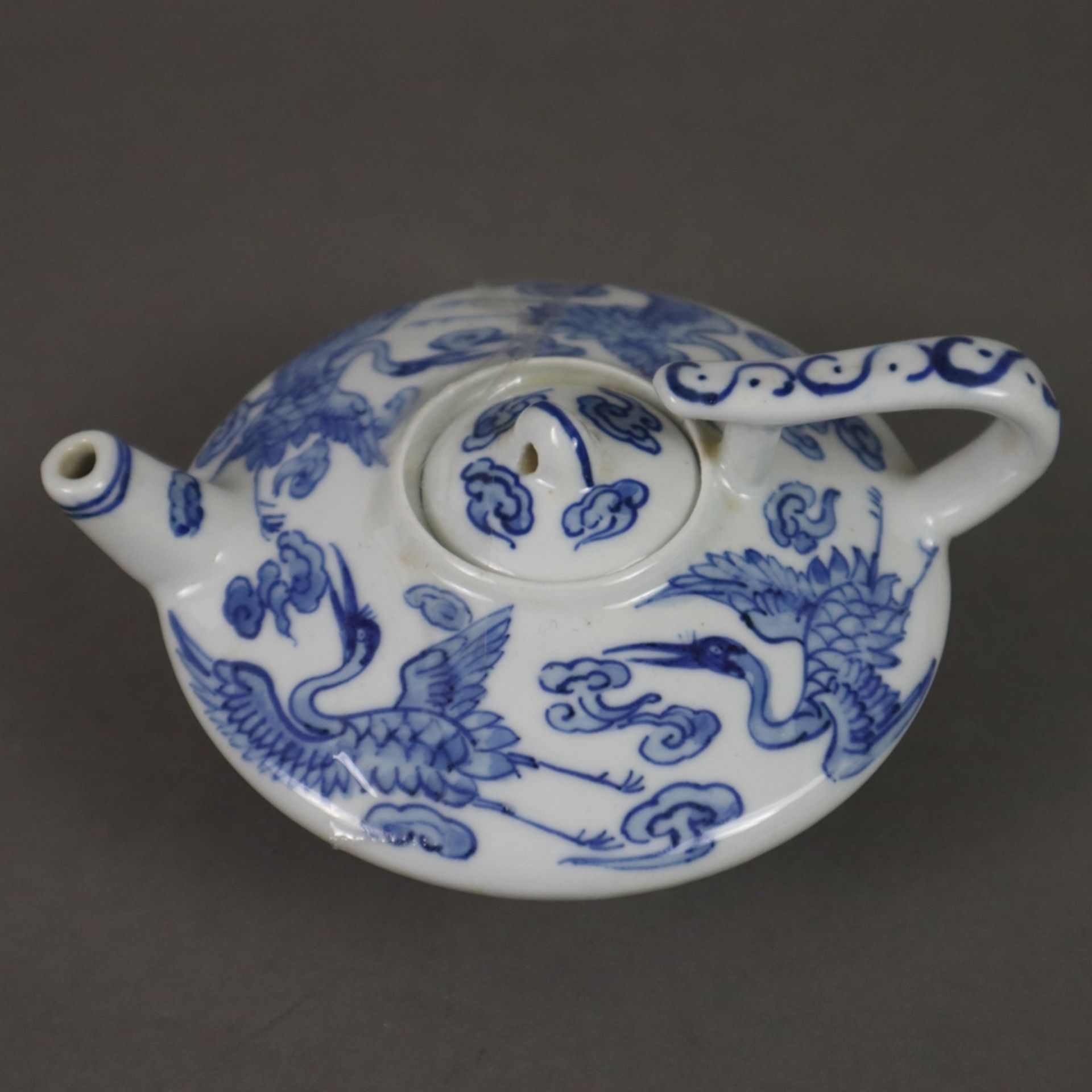 Konvolut Teekännchen - China 20.Jh., Porzellan mit blau-weißer Bemalung, diverse Formen und Dekore, - Bild 4 aus 9