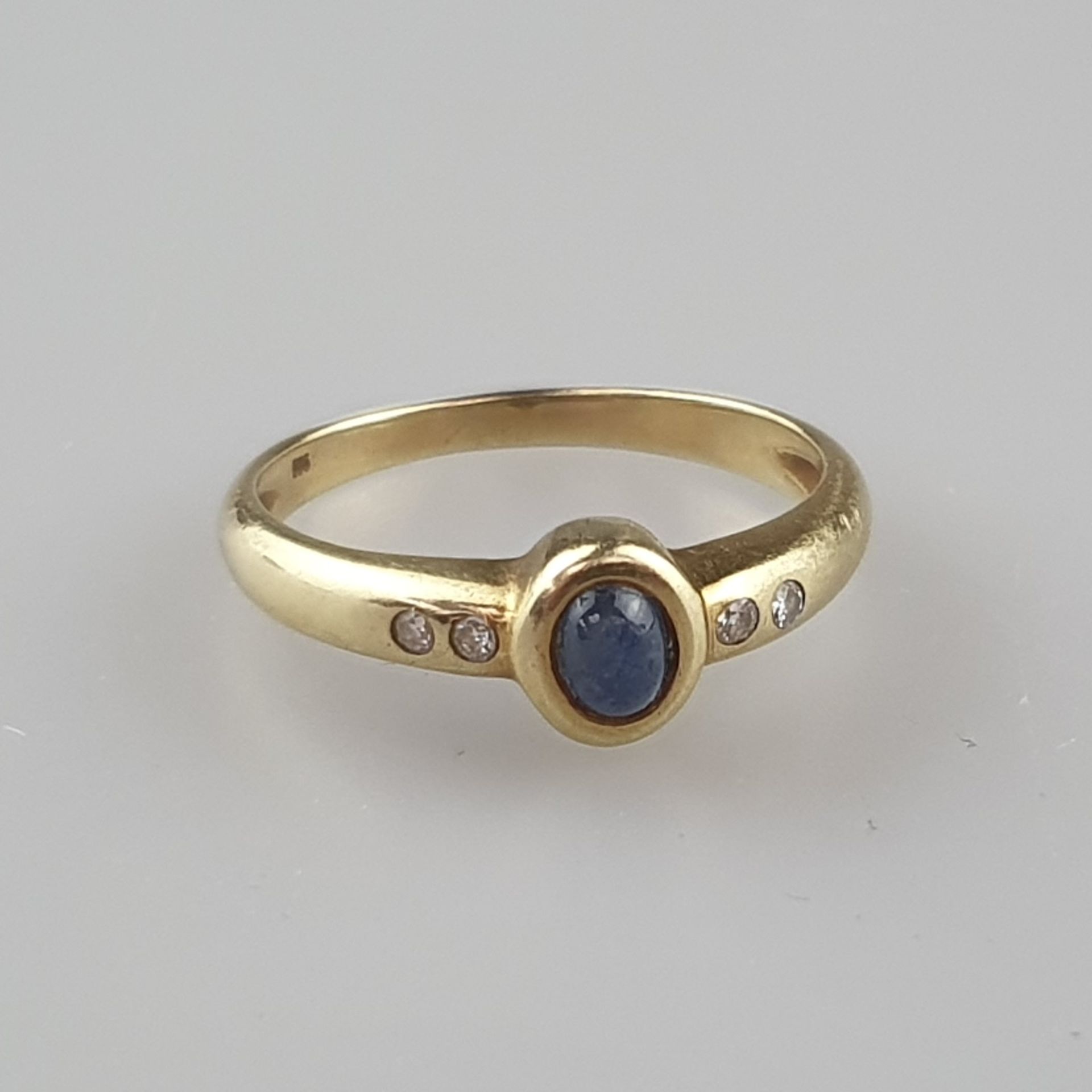 Saphirring mit Diamantbesatz - Gelbgold 585/000 (14K), moderne Fassung mit abgerundeten Kanten, mit