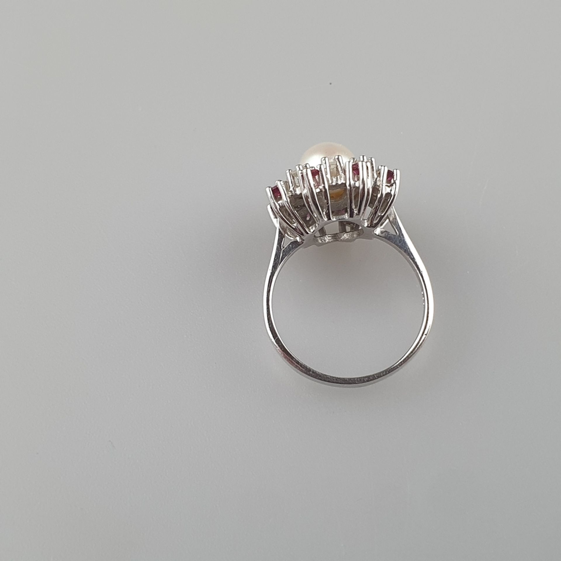 Perlring mit Diamant- und Rubinbesatz - Gelbgold 585/000 (14K), gestempelt, zentrale Perle von 8mm- - Bild 6 aus 7