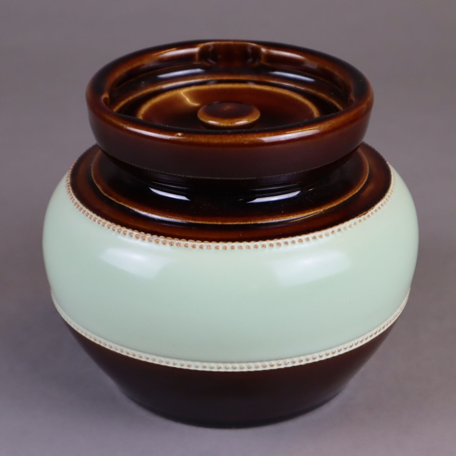 Keramik-Tabaktopf - sandfarbener Scherben, Glasur in Braun und Lindgrün, gebauchte Wandung auf zurü