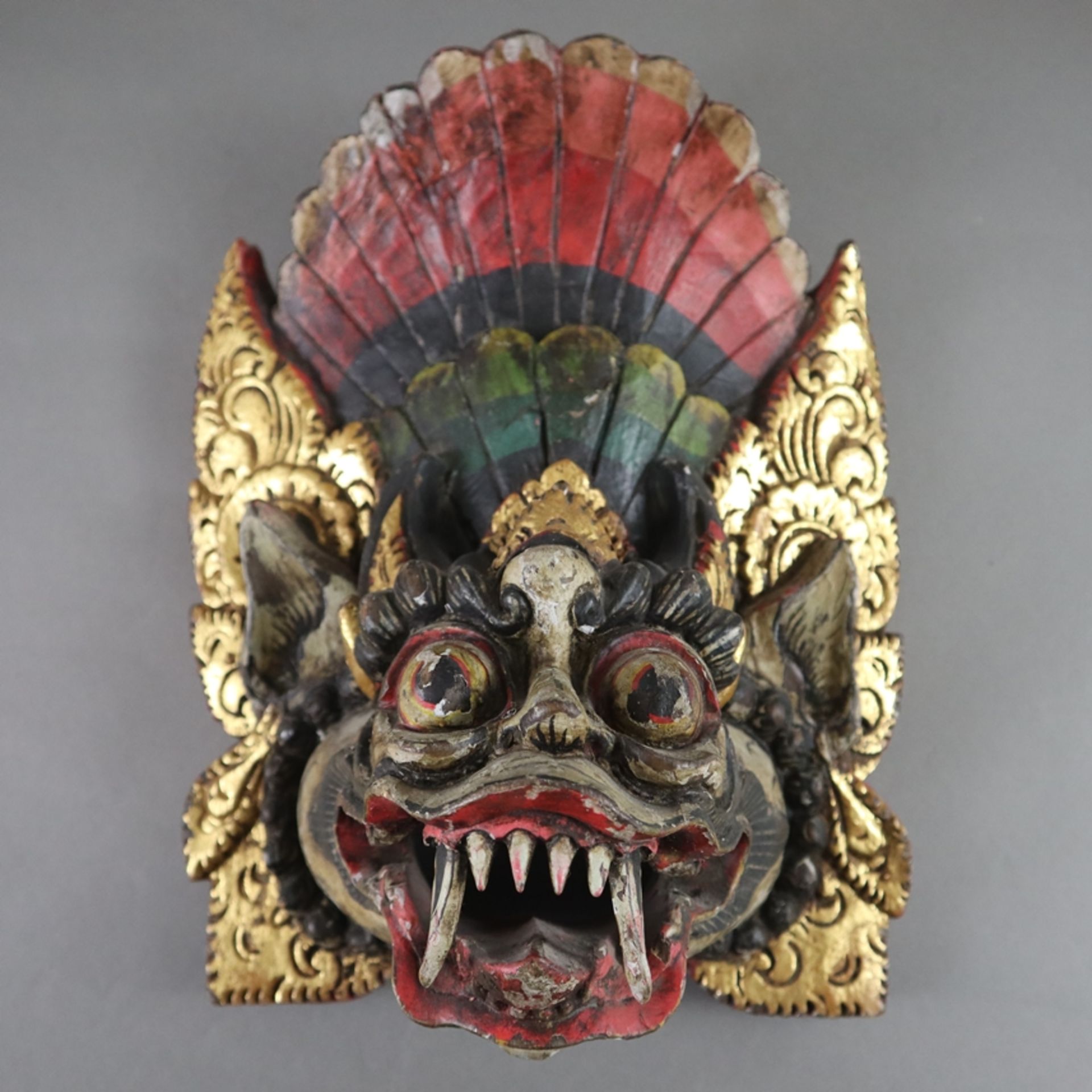 Konvolut von acht Masken - Indonesien, Holzmasken mit buntem Dekor, verschiedene Motive, Ausführung - Bild 6 aus 9