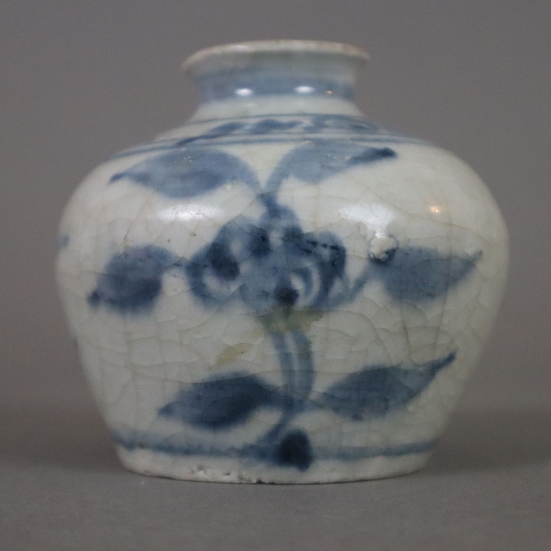 Schultertöpfchen mit floraler Blaumalerei in Unterglasur - China, Qing-Dynastie, Glasur mit feinem  - Bild 4 aus 6