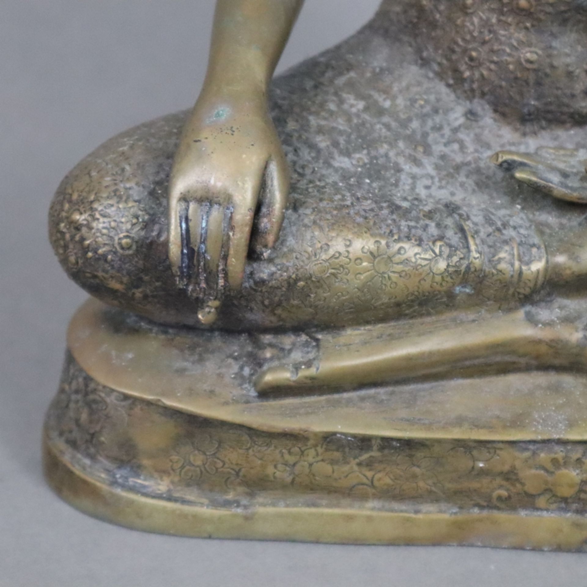 Buddha Maravijaya - Thailand, Bronzelegierung, in sattvasana auf Sockel mit floralem Fries, die rec - Bild 4 aus 9