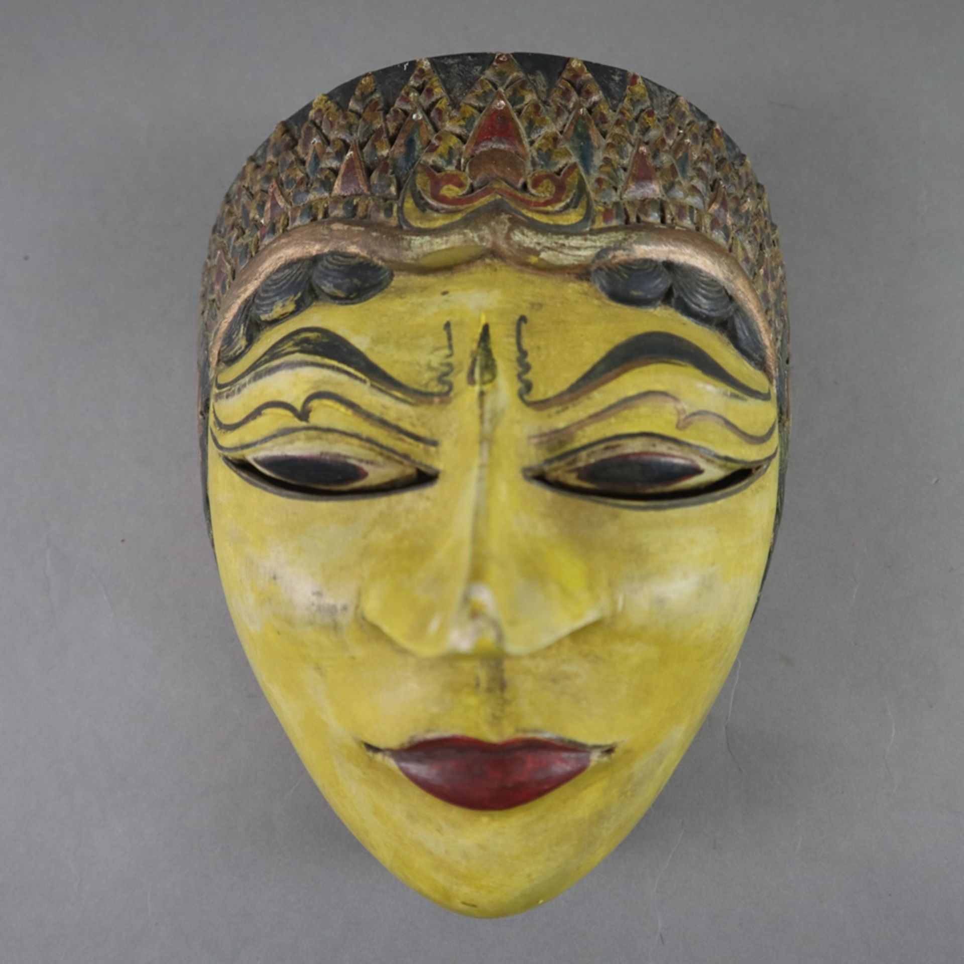 Konvolut von acht Masken - Indonesien, Holzmasken mit buntem Dekor, verschiedene Motive, Ausführung - Bild 8 aus 9