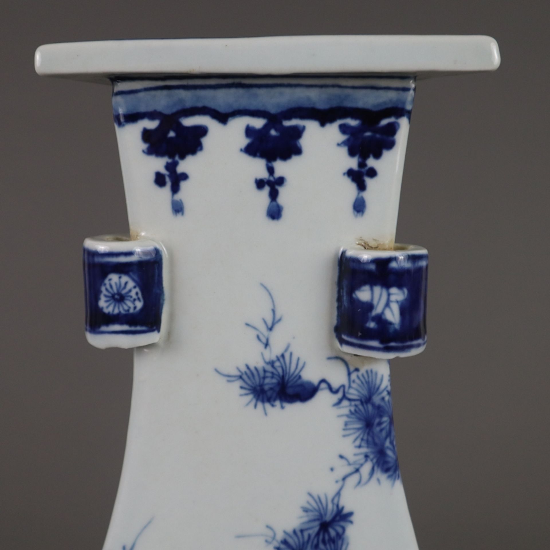 Dreiecksvase - China, allseits dekoriert in Unterglasurblau, Wandung mit von Ornamentborten gerahmt - Bild 8 aus 9