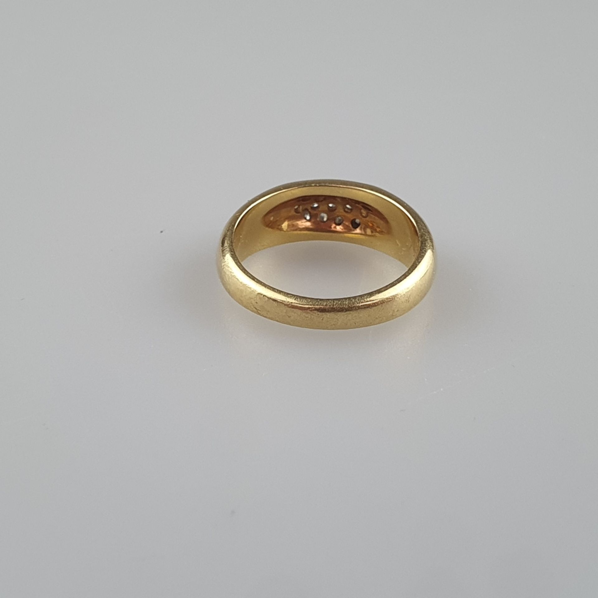 Goldring mit Diamantbesatz - Gelbgold 750/000 (18K), vertiefter Ringkopf ausgefasst mit 13 kleinen  - Bild 4 aus 5
