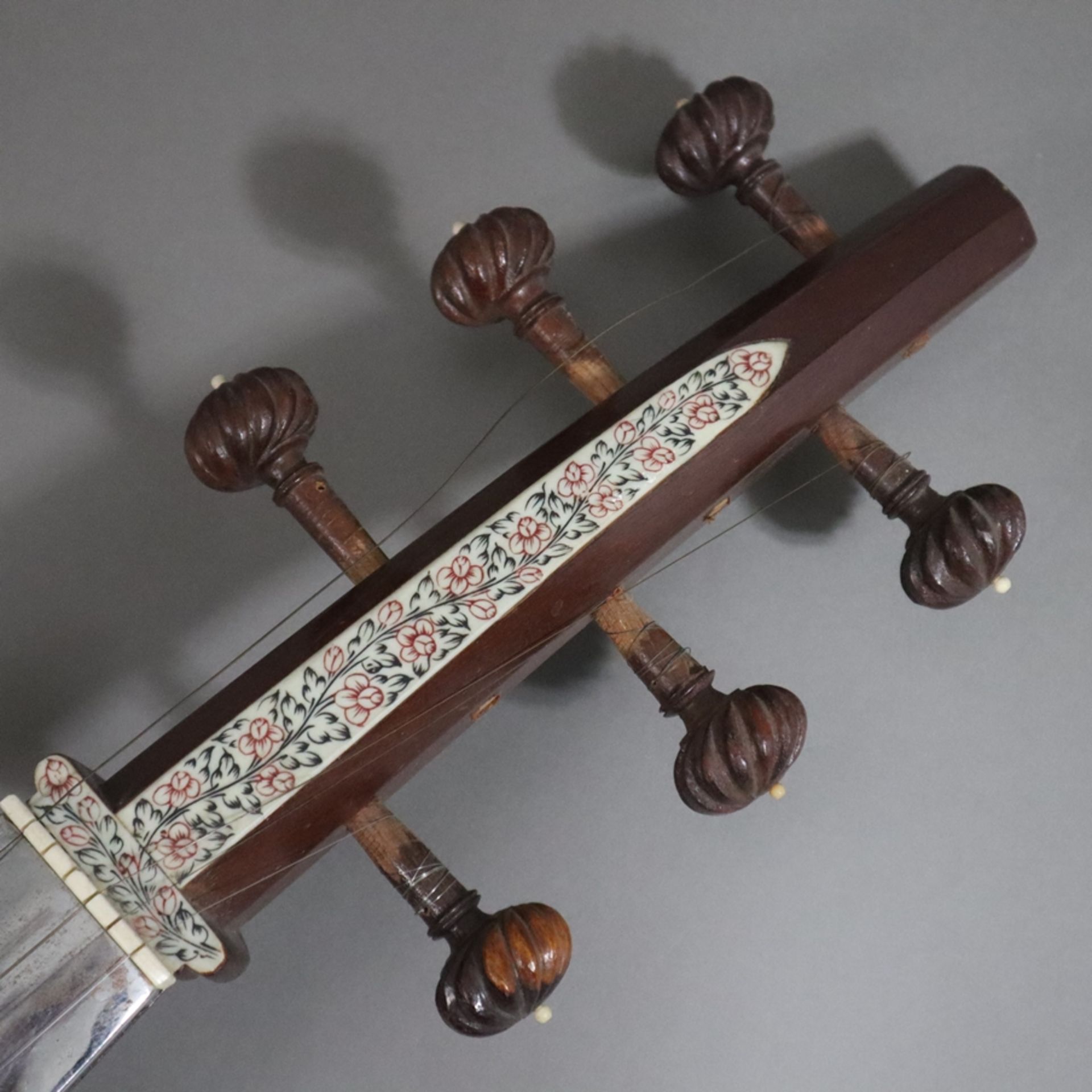 Indisches Saiteninstrument - sog. Sarod, 20. Jh., taillierter bauchiger Holzkorpus mit floral bemal - Image 2 of 9