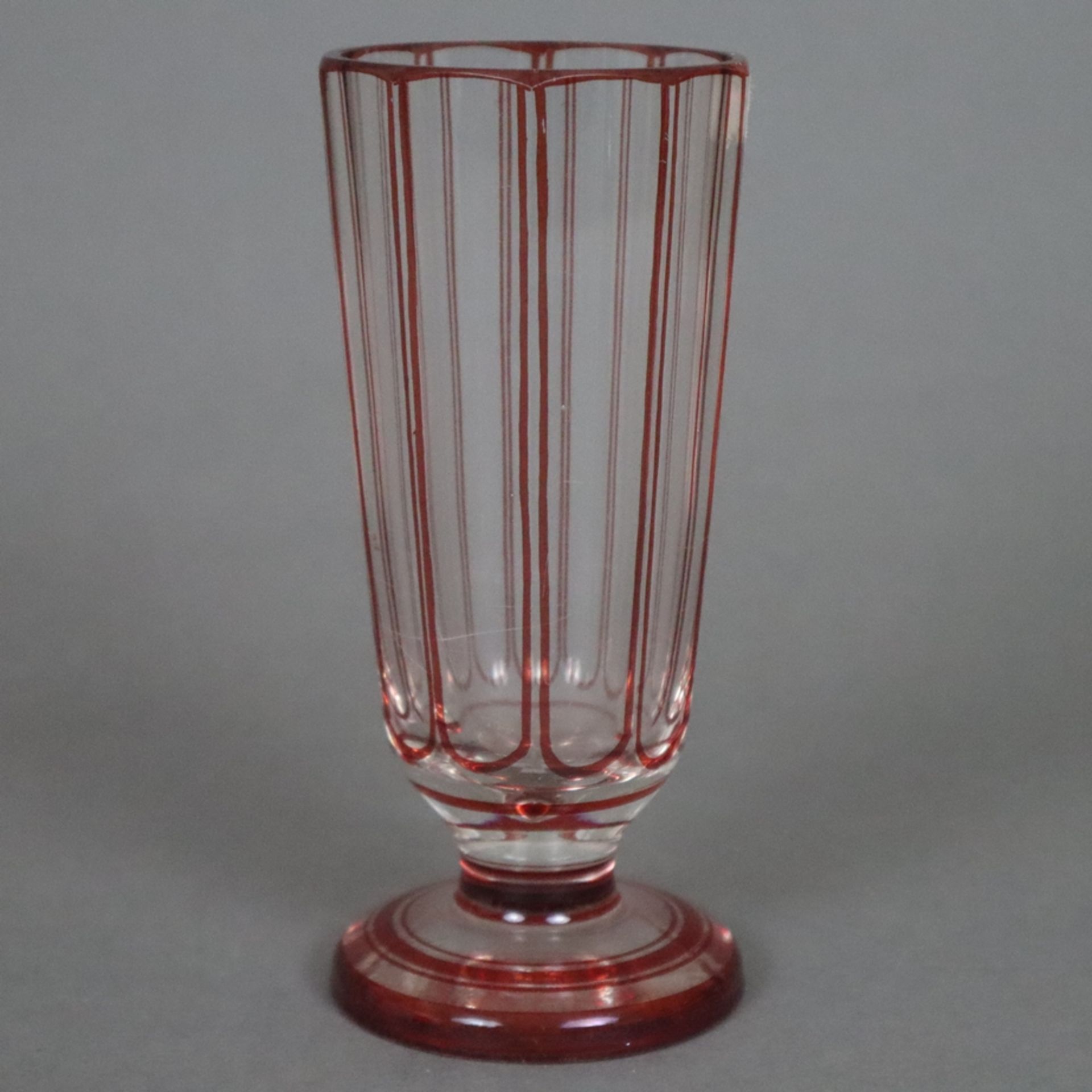 Konvolut antikes Glas - 19. Jh., 3-tlg.: 1x Fußglas, Klarglas, teils rubinrot gebeizt, auf rundem g - Image 4 of 6
