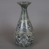 Steinvase - China, schlanker "Yu hu chun ping"-Typus, Kalkstein, teils poliert, dekoriert mit archa