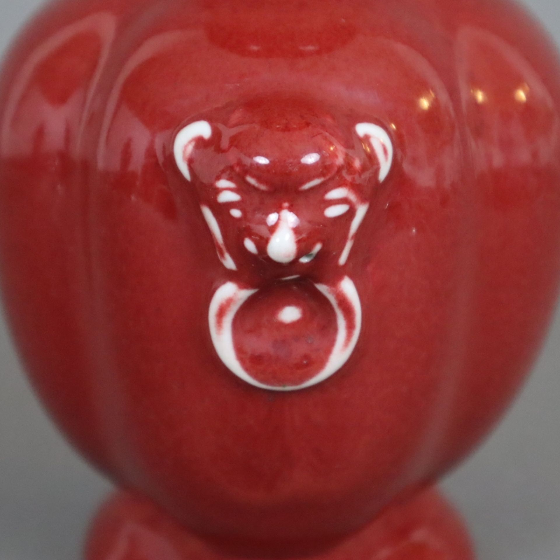 Vase in "Gu" Form - China, 20.Jh., Porzellan mit roter Glasur, seitlich Löwenköpfchen mit Maulringe - Bild 5 aus 7