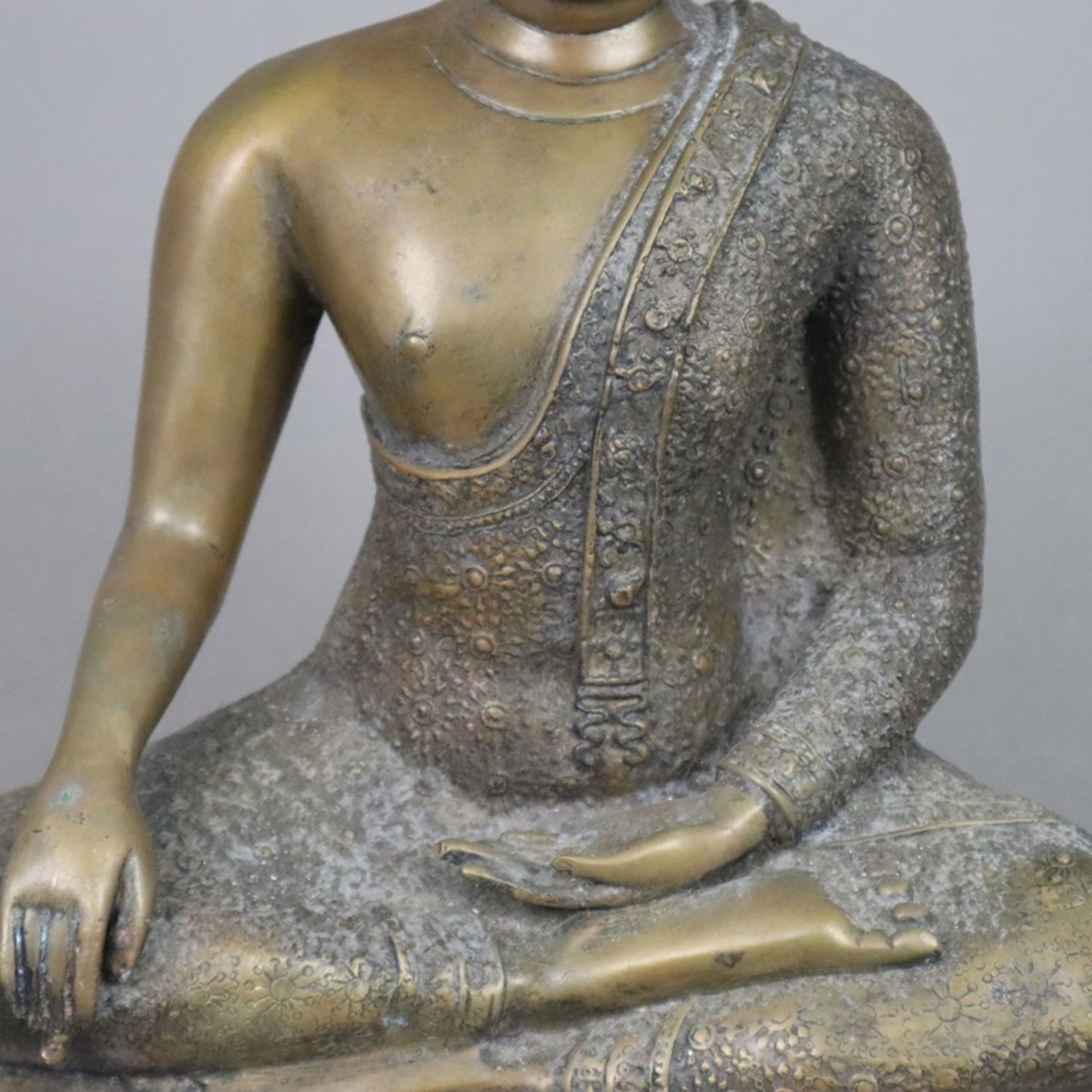 Buddha Maravijaya - Thailand, Bronzelegierung, in sattvasana auf Sockel mit floralem Fries, die rec - Bild 3 aus 9