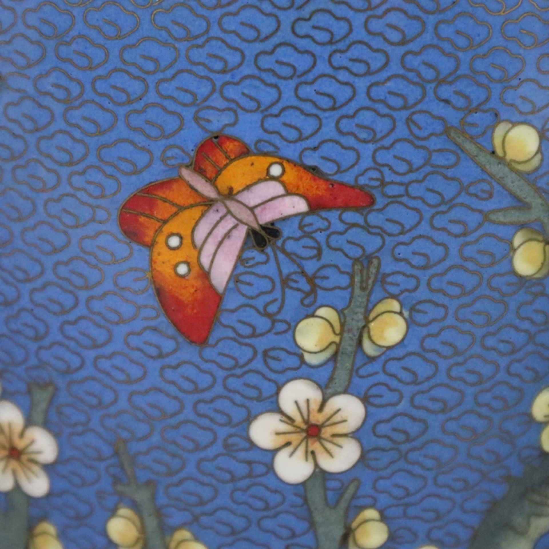 Paar Cloisonné-Vasen - China, umlaufend mit Elstern und Schmetterlingen auf blühenden Baumzweigen ü - Bild 5 aus 11