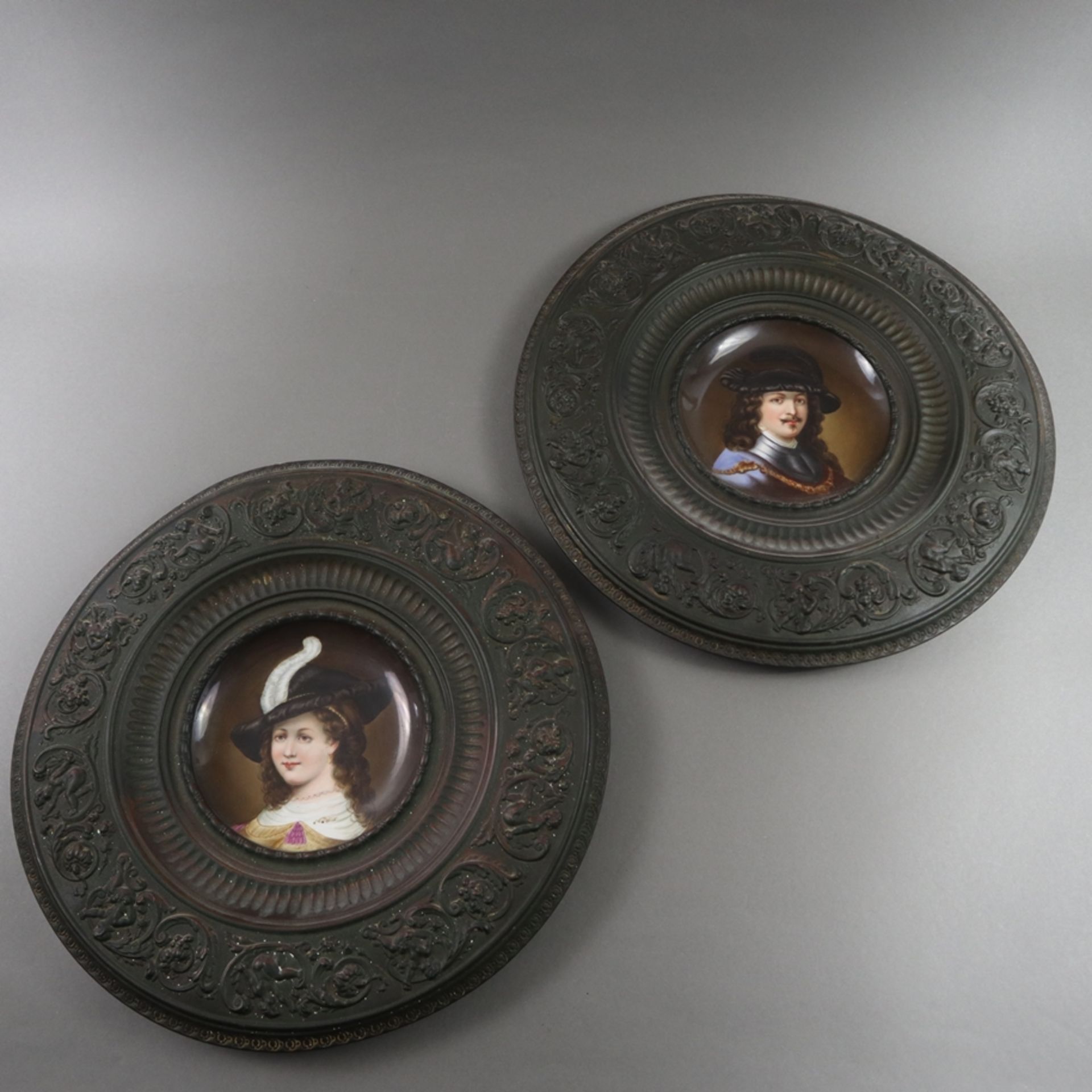 Paar Wandteller - Porzellan/Metall, im Zentrum runder Teller, polychrom bemalt im Stil des 17. Jahr