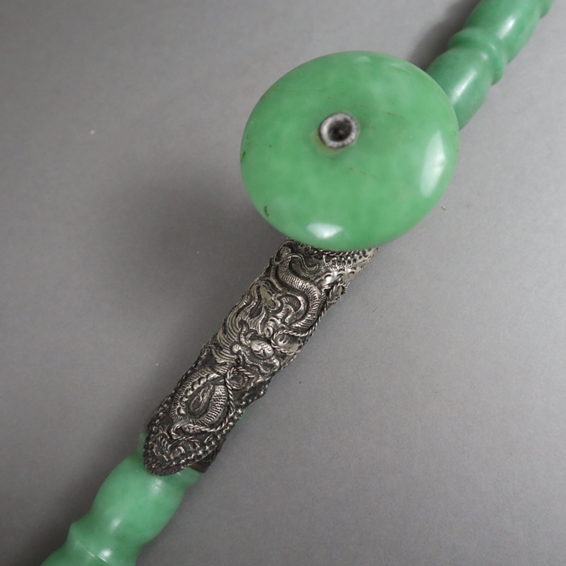 Opiumpfeife - China 20. Jh., 2-teiliger Pfeifenstock sowie Pfeifenkopf aus jadeähnlichem Stein, ged - Image 3 of 8