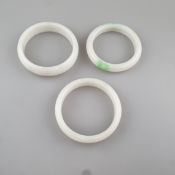 Drei Jade-Armreifen - China, weiße Jade, leicht gräulich gewölkt, 1x grünliche Zonen, poliert, B.ca