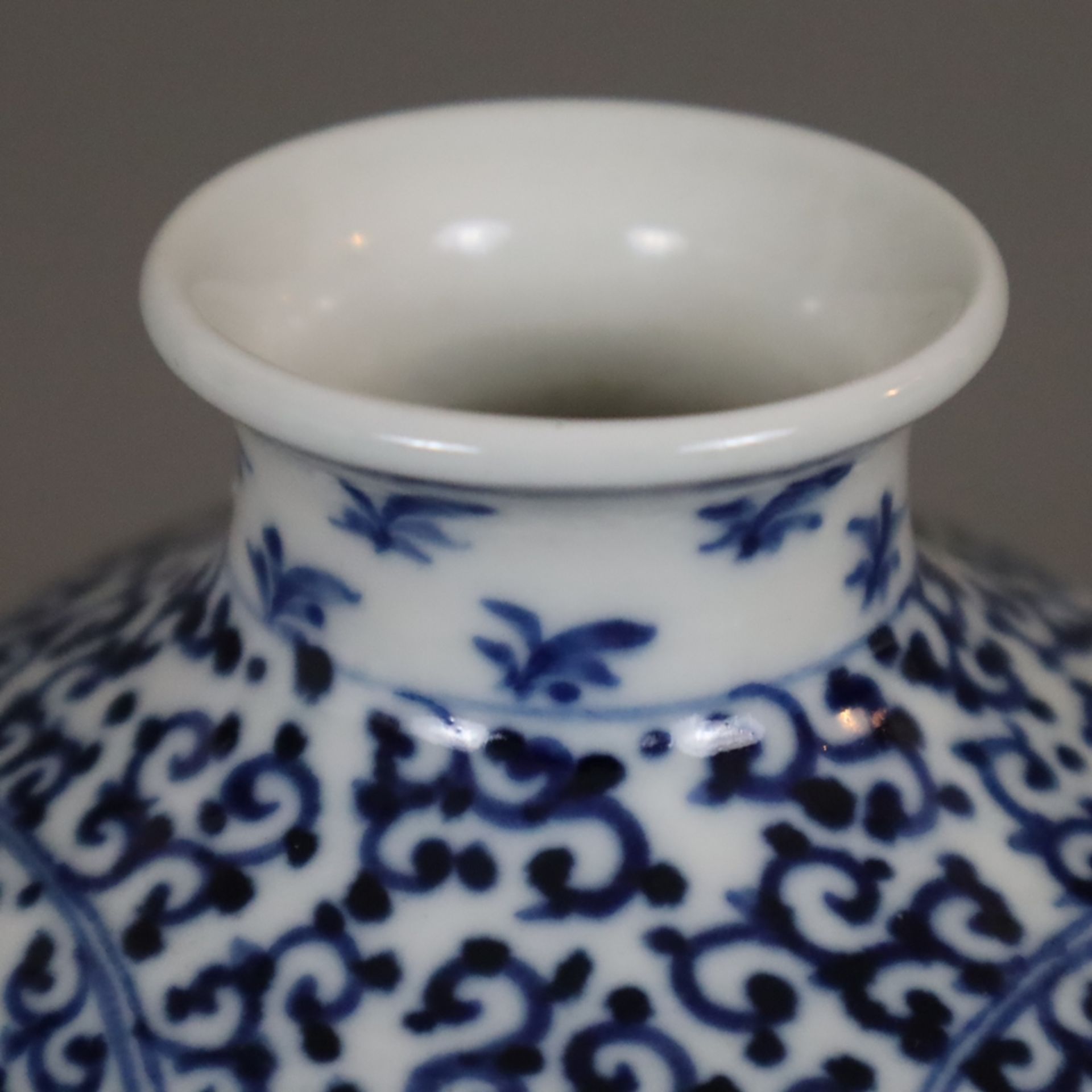 Meiping-Vase - China 20.Jh., Porzellan, umlaufend in Unterglasurblau bemalt mit figürlich besetzten - Image 2 of 8