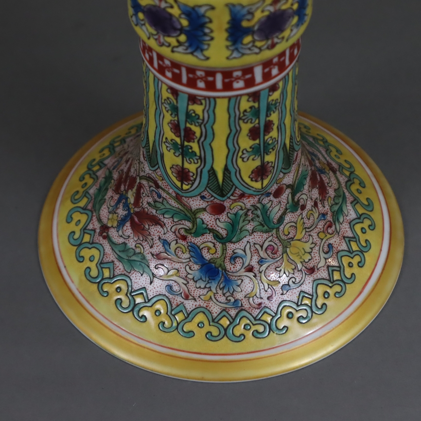 Vase - Porzellan, China 20.Jh., in traditioneller Gu-Form mit üppigem floralem Schmelzfarbendekor, - Image 3 of 8