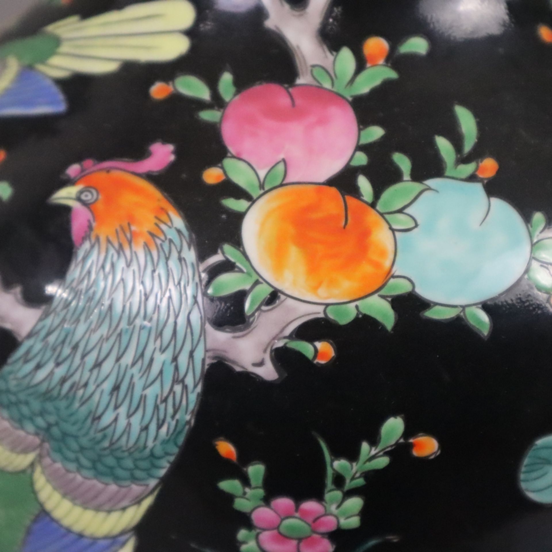 Vase mit glückverheißenden Motiven - China 20.Jh. gebauchter Balusterkorpus, auf schwarzem Fond üpp - Bild 8 aus 11
