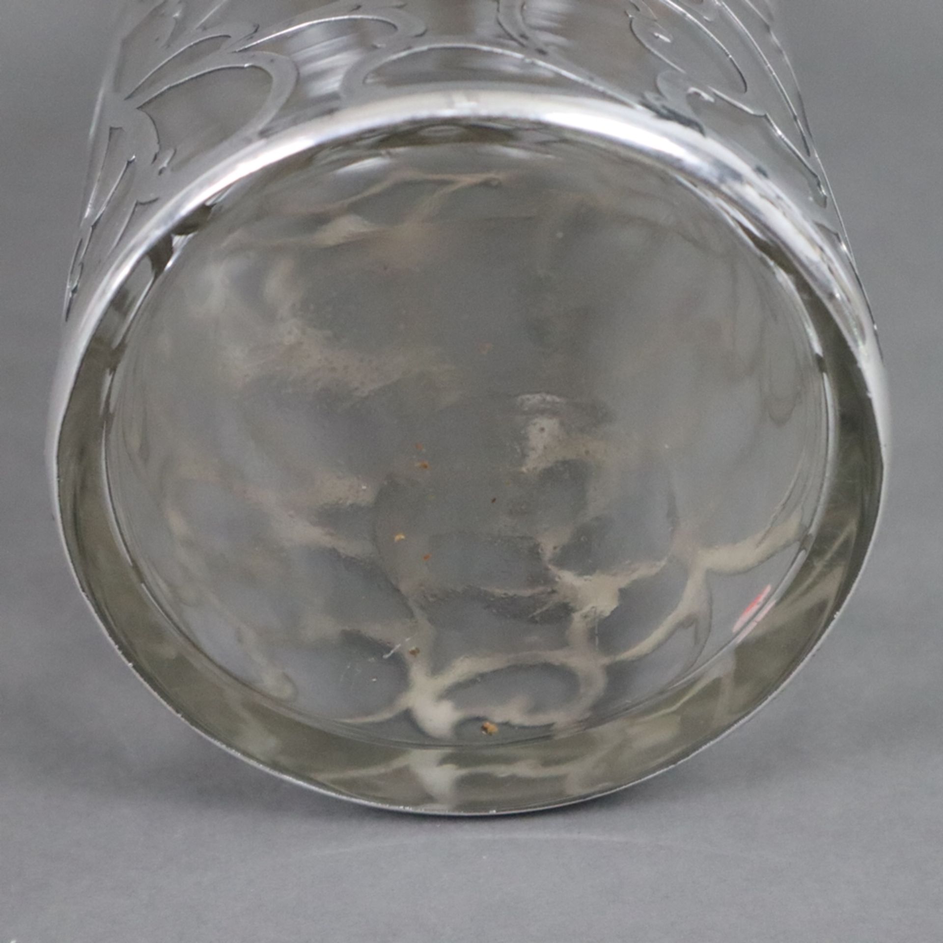 Karaffe in Flaschenform/ Dekanter - USA, flächendeckend mäandrierender Jugendstil-Rankendekor in Si - Image 8 of 8
