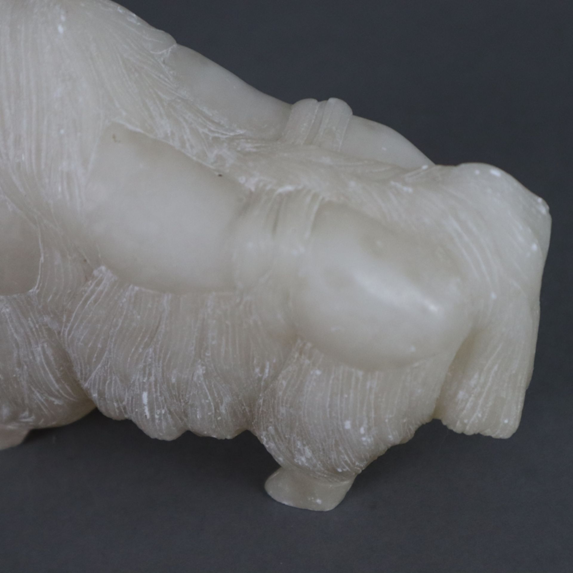 Yak-Figur aus Alabaster - China, H./L.ca. 11 / 15,5 cm, rechte Klaue mit vorderseitigen Bestoßungen - Image 6 of 6