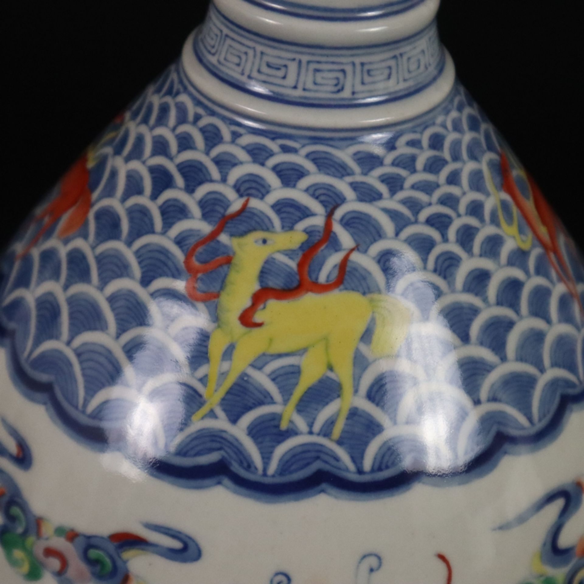 Drachenvase - China 20.Jh., Porzellan, über Standring birnförmige mit langem Hals und leicht einges - Bild 4 aus 10