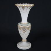 Vase - Böhmen, Ende 19. Jh./um 1900, opakweißes Glas, balusterförmiger Korpus mit gezacktem Lippenr