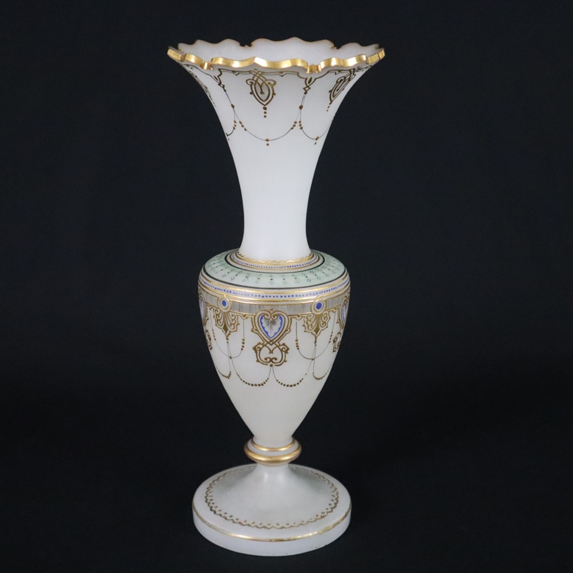 Vase - Böhmen, Ende 19. Jh./um 1900, opakweißes Glas, balusterförmiger Korpus mit gezacktem Lippenr