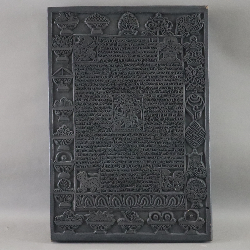 Druckplatte im Holzschnitt - Tibet, 19./20. Jh., Hartholzplatte, einseitig beschnitzt mit Textzeile