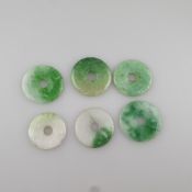 Satz von sechs flachen Jadescheiben - China, grüne/weiße/gewölkte Jade, fein poliert, Bohrung in de