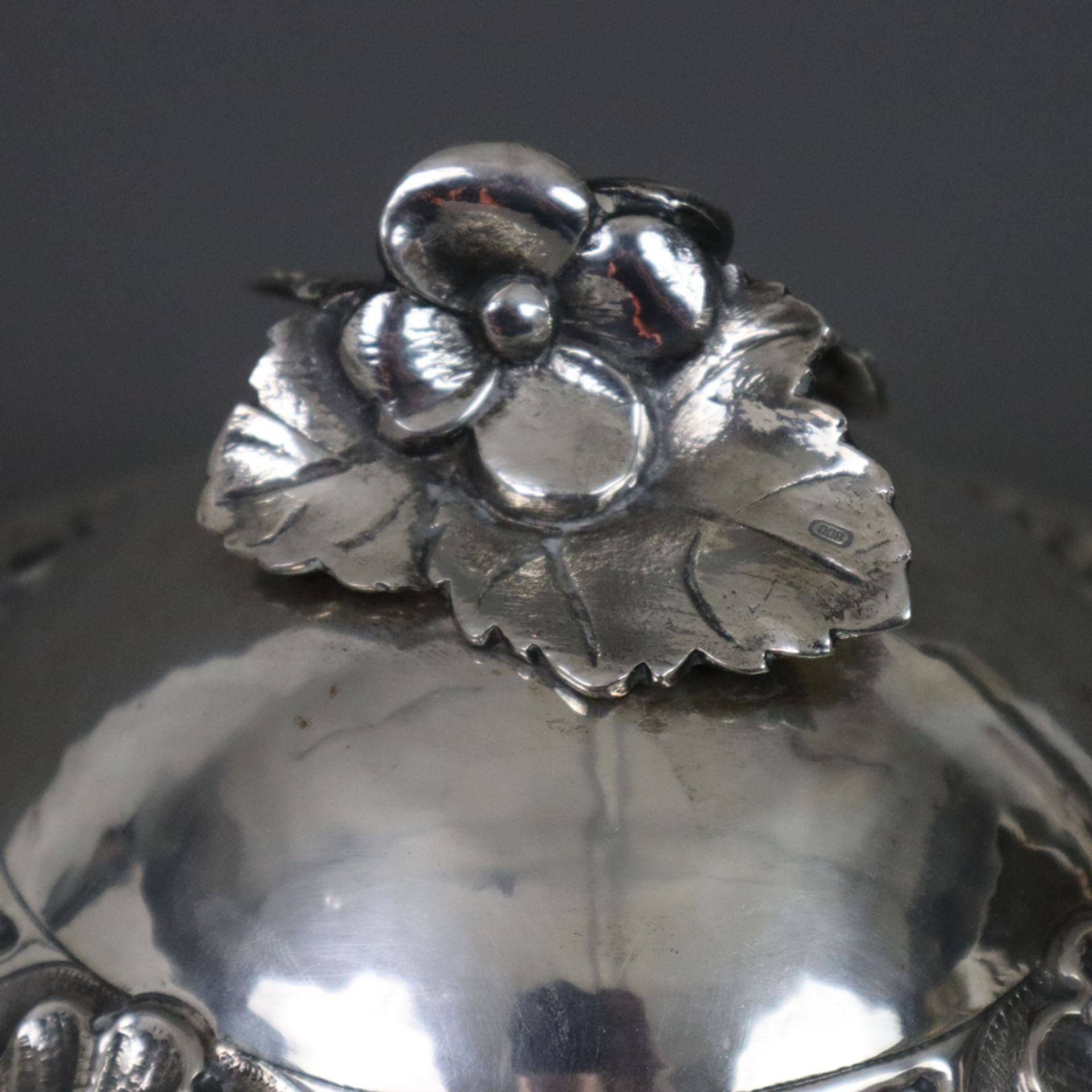 Deckelterrine - 800er Silber, godronierte runde Terrine auf vier Füßen mit zwei seitlichen Handhabe - Bild 2 aus 9