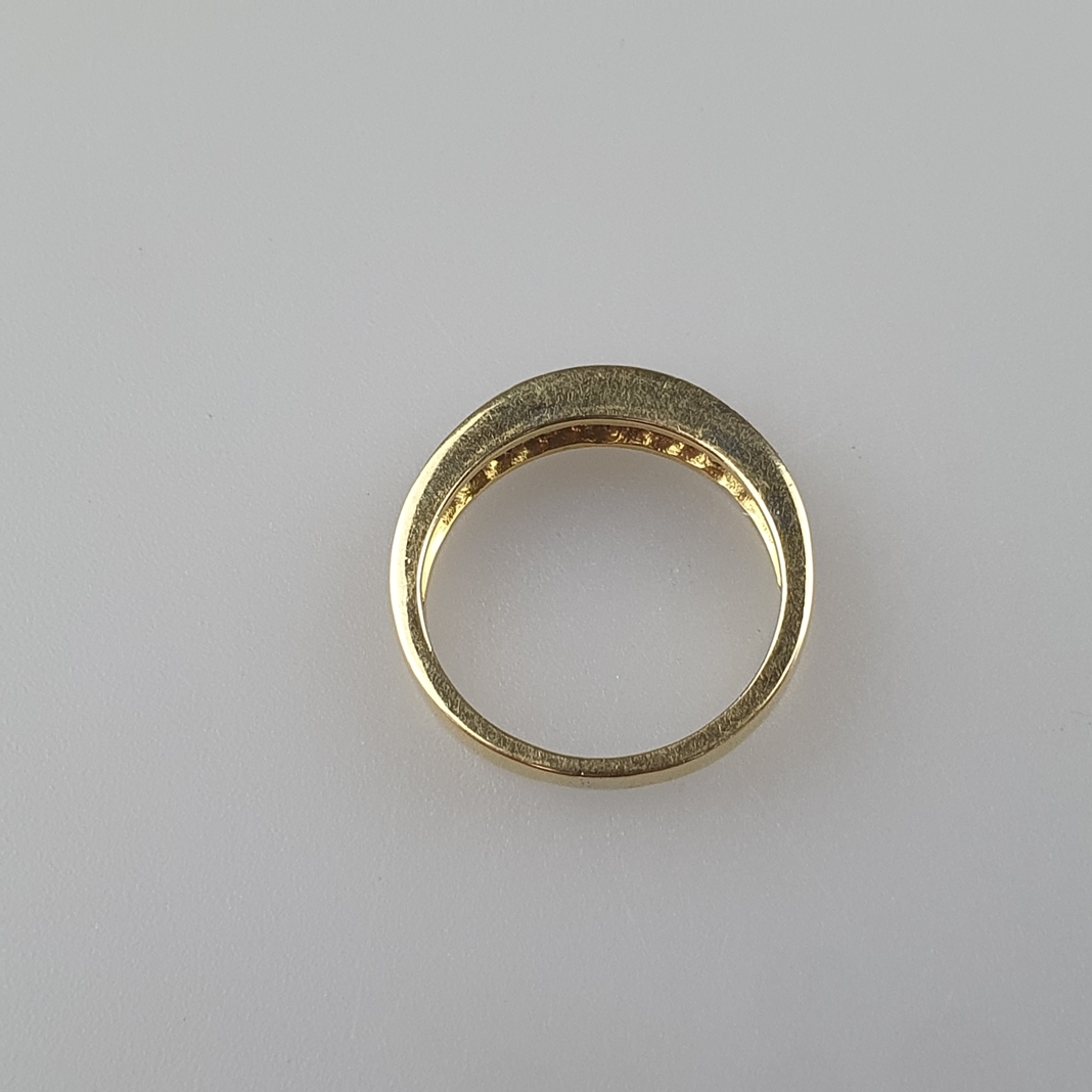 Goldring mit Diamant- und Saphirbesatz - Gelbgold 750/000 (18K), gestempelt, ausgefasst mit 4 Diama - Image 4 of 4