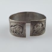 Armreif - Metall, Endstücke mit Fabeltieren reliefiert, Gewicht ca. 43 g, B.ca. 2,5 cm Innen-Dm. ca