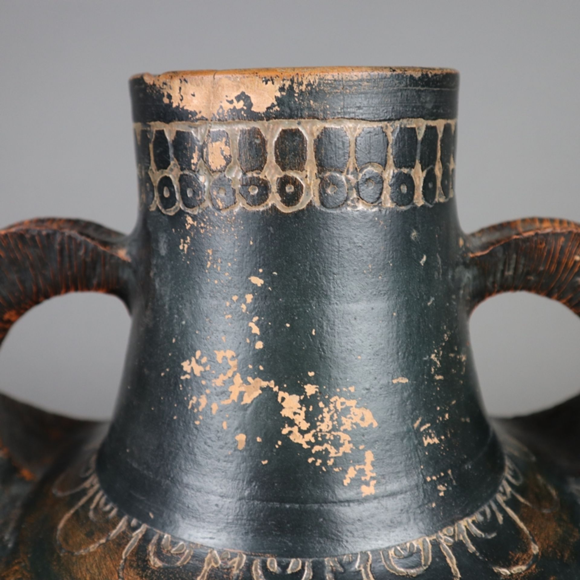Doppelhenkel-Vase - wohl Balkan, 19.Jh. oder älter, Ton, braun glasiert, umlaufend Ornamentborte, s - Bild 7 aus 9