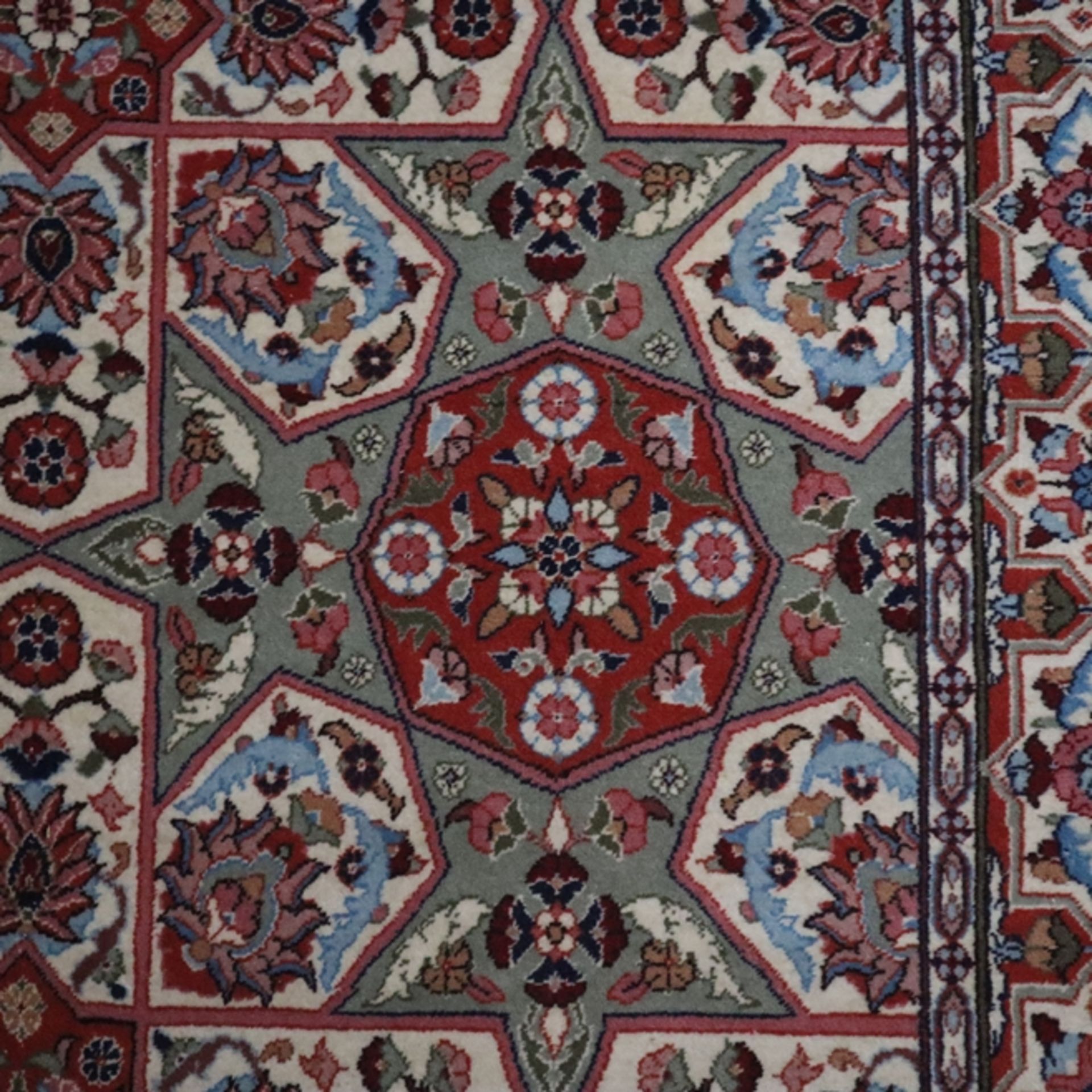 Orientteppich - Türkei, 2. Hälfte 20. Jh., Wolle, beigegrundig, geometrisches und florales Muster, - Image 2 of 6
