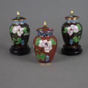 Konvolut Cloisonné-Deckelvasen - China, 20. Jh., 3 Miniaturausführungen; ein Paar schwarzgrundige V