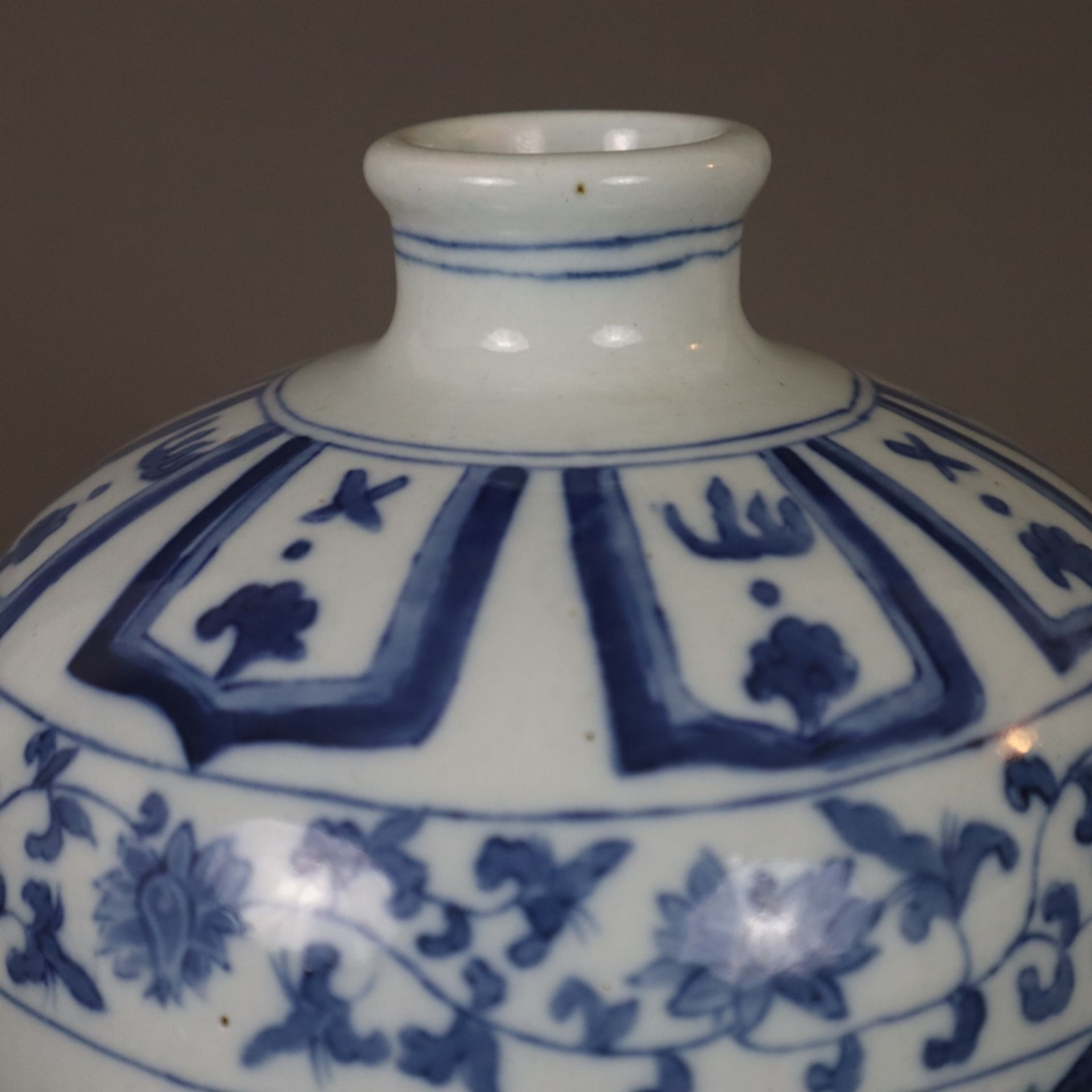 Blau-Weiß Vase in Meiping-Form - China, Porzellan, Bemalung in Unterglasurblau mit blühenden Ranken - Bild 2 aus 7