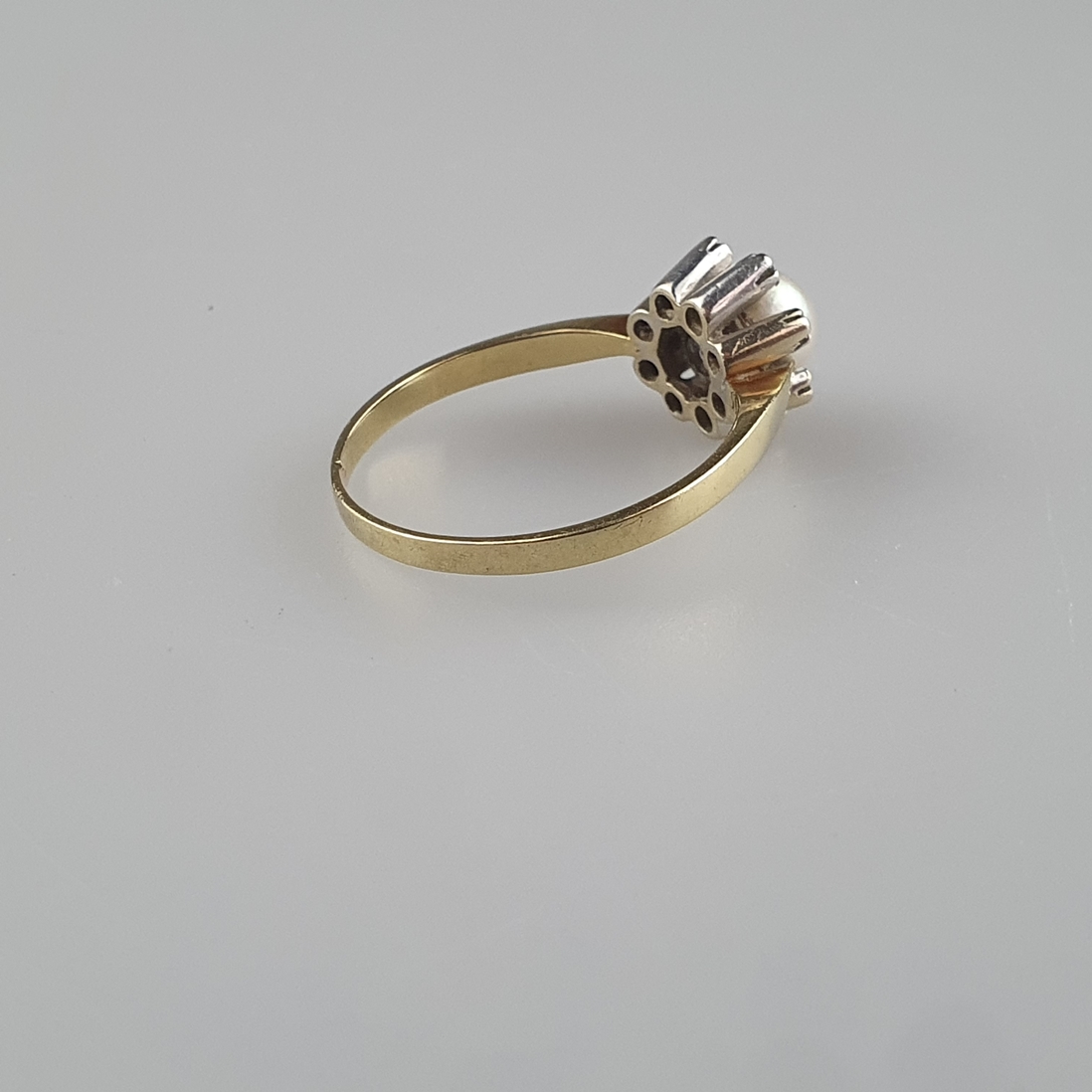 Perlring mit Diamantbesatz - Gelbgold 585/000 (14K), gestempelt, zentrale Perle von 6mm-Dm. mit sch - Image 4 of 6