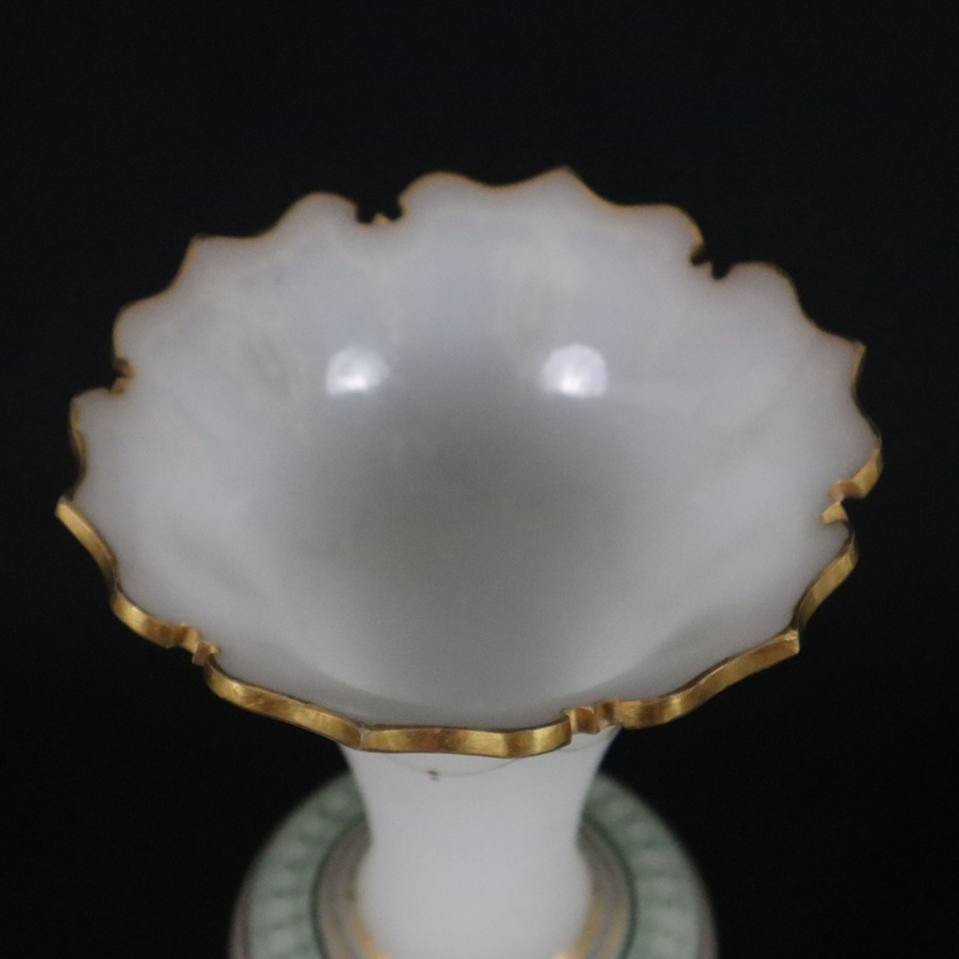 Vase - Böhmen, Ende 19. Jh./um 1900, opakweißes Glas, balusterförmiger Korpus mit gezacktem Lippenr - Bild 2 aus 9