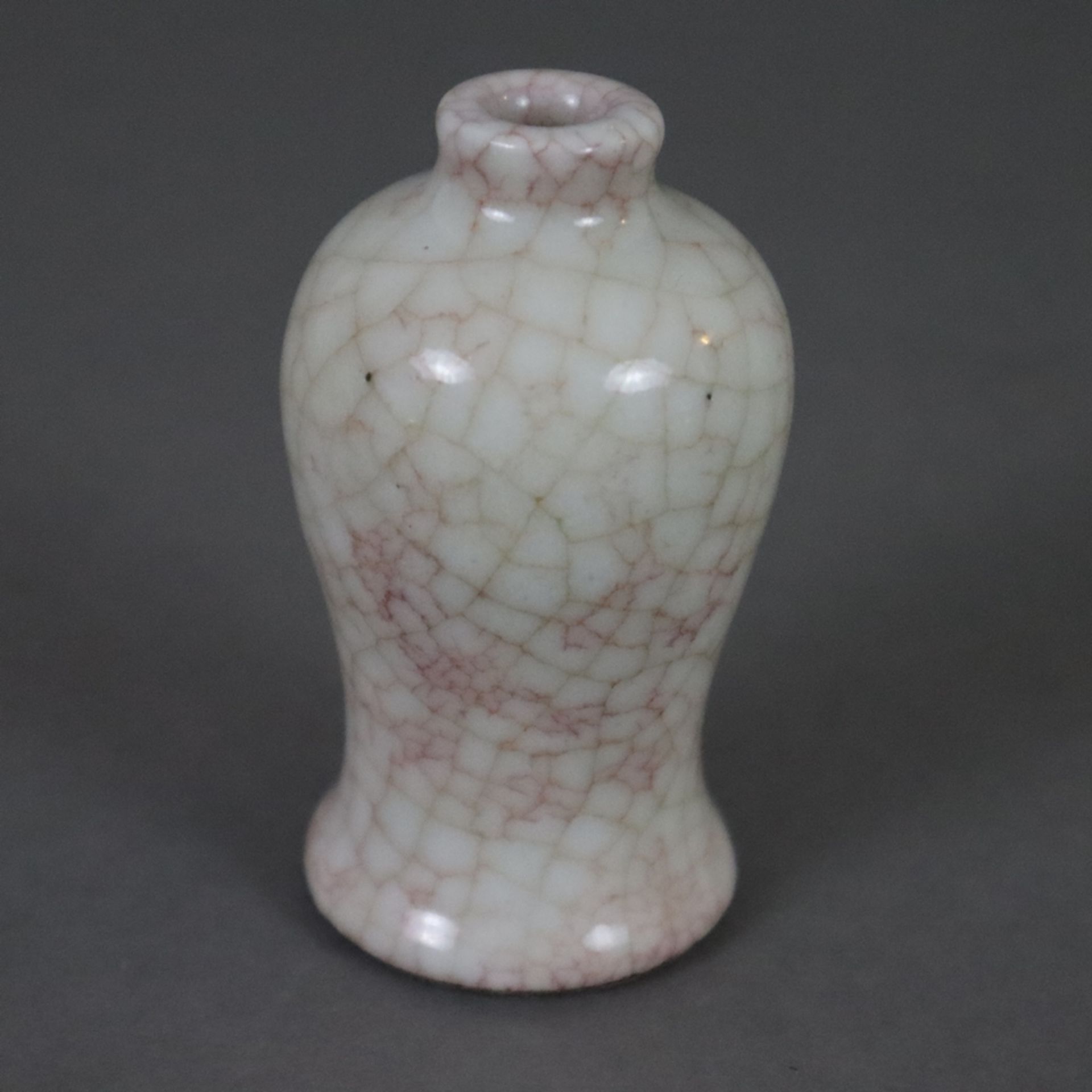 Kleine Flaschenvase und Meiping-Fläschchen - China, helle Craquelé-Glasur im Stil der Ge-Ware, Vase - Bild 2 aus 9