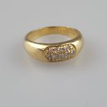 Goldring mit Diamantbesatz - Gelbgold 750/000 (18K), vertiefter Ringkopf ausgefasst mit 13 kleinen