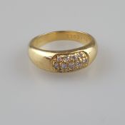Goldring mit Diamantbesatz - Gelbgold 750/000 (18K), vertiefter Ringkopf ausgefasst mit 13 kleinen 