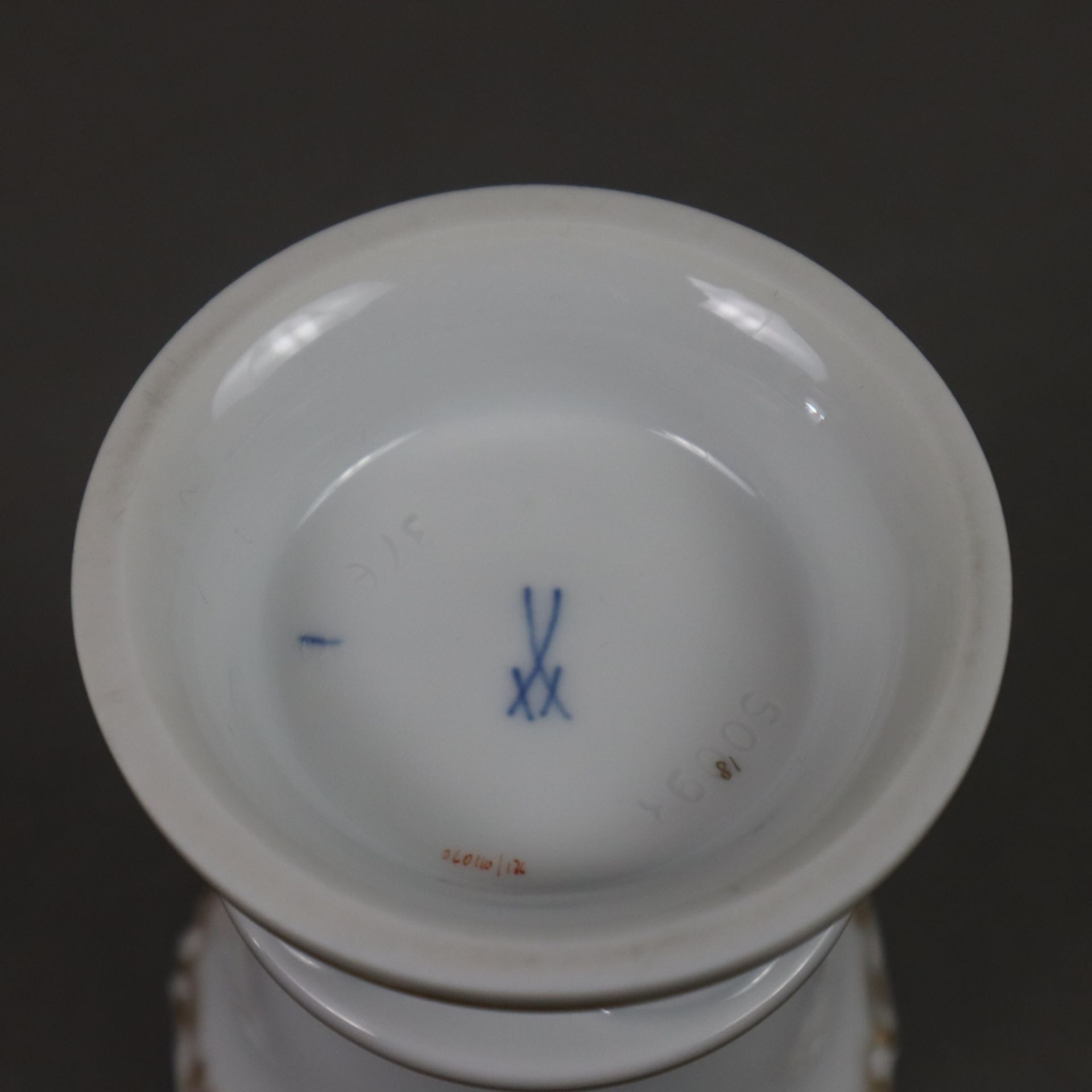 Miniaturvase - Meissen, Porzellan, polychrome Blumenmalerei, Goldstaffage, zylindrischer Körper mit - Image 6 of 6