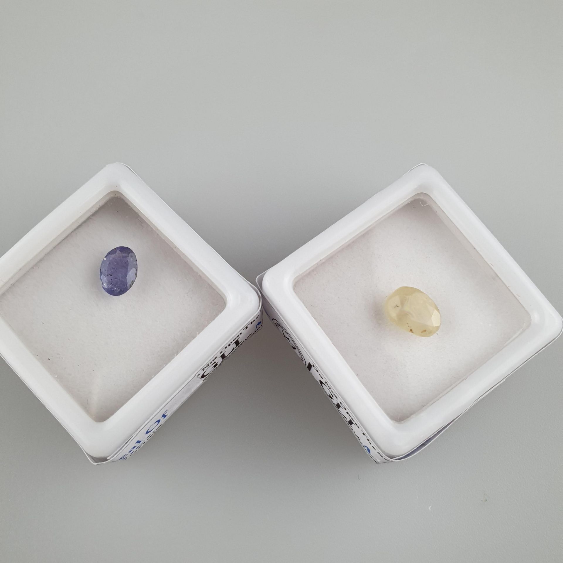 Zwei lose Saphiren - 1x gelber Saphir von 1,850ct, 1x blauer Saphir von 0,600 ct, jeweils in Box ve