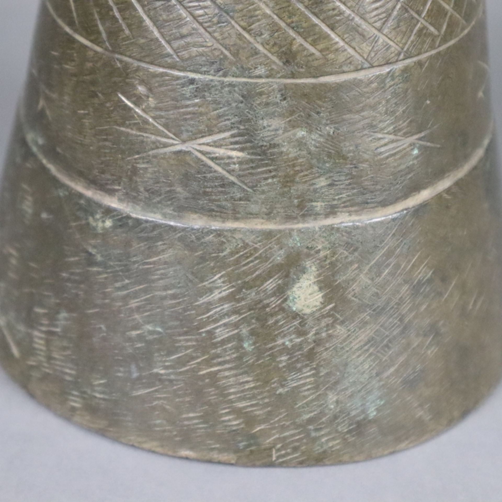 Kamelglocke - Bronze, Persien, 19. Jh. oder früher, schwere Glocke in ausgestellter Form über rund- - Image 4 of 6