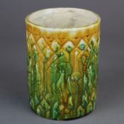 Pinselgefäß - China, Keramik mit "sancai"-Glasur in Gelb, Grün und Braun, umlaufend gemodelter Deko