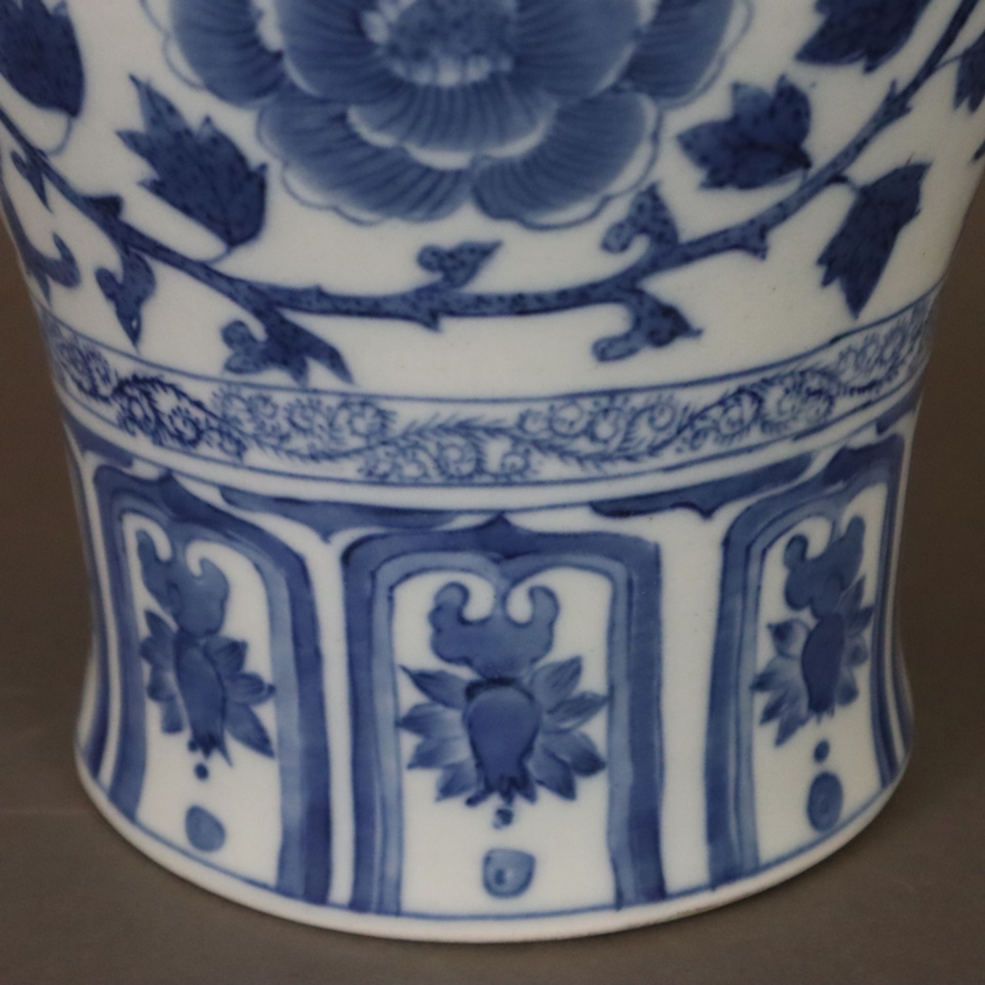 Blau-Weiß Vase in Meiping-Form - China, Porzellan, Bemalung in Unterglasurblau mit blühenden Ranken - Bild 5 aus 7