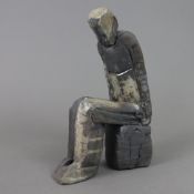 Randaxhe, Noël (1922-2013, zugeschrieben) - Sitzende Figur, Keramik, abstrahierte Darstellung eines