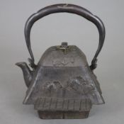 Tetsubin - Wasserkessel für die Teezeremonie, Japan, ca. Meiji-Zeit, Gusseisen, Kanne in Form eines