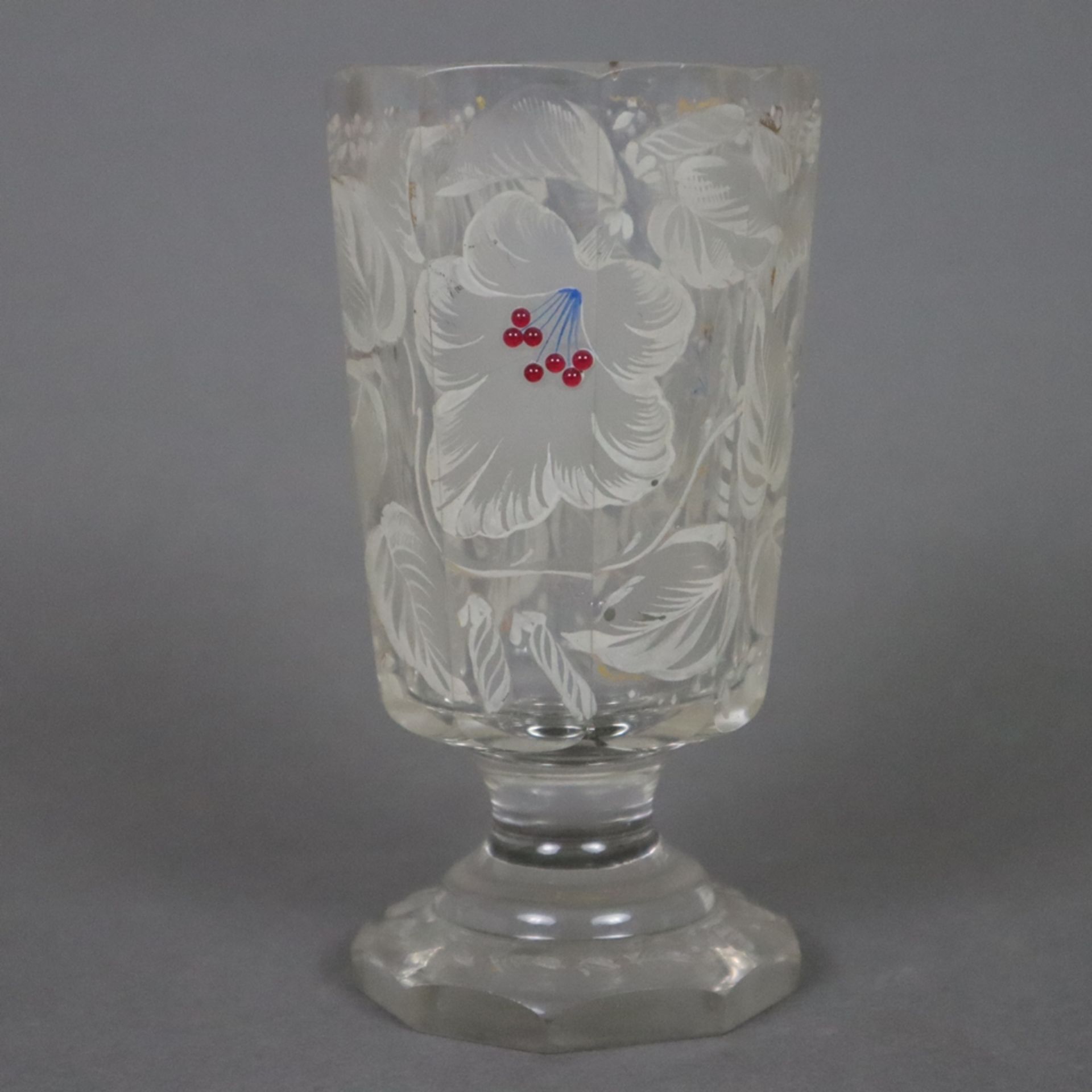 Zwei Gläser - 19. Jh., farbloses Glas, 1x Fußglas, 9-fach facettiert, floral bemalt, Reste der Gold - Image 5 of 10